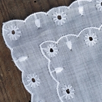 broderet hvidt i hvidt bomulds lommetørklæde, vintage tekstil